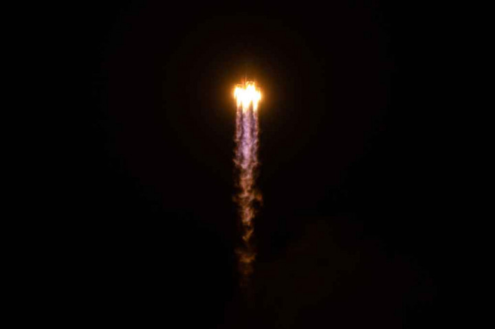 Perusahaan ini bersaing dengan miliarder Elon Musk dan Jeff Bezos dalam perlombaan untuk menyediakan internet cepat melalui satelit untuk wilayah terpencil dunia. Perusahaan Inggris ini merencanakan layanan internet komersial globalnya akan beroperasi tahun depan, didukung oleh sekitar 650 satelit.