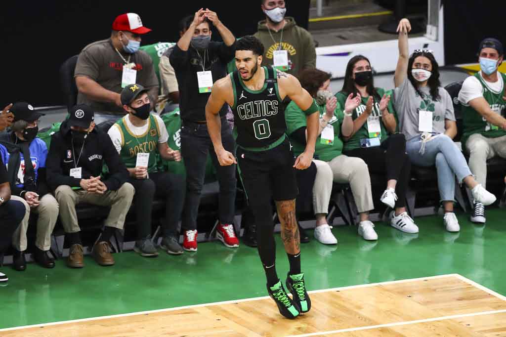 Jayson Tatum mencetak 50 poin, yang tertinggi dalam karier playoff, untuk membawa Boston Celtics meraih kemenangan 125-119 atas tamunya Brooklyn Nets dalam gim ketiga babak playoff NBA Wilayah Timur, Sabtu, 29 Mei 2021 WIB. Dengan hasil itu Celtics berhasil memperkecil ketertinggalan menjadi 1-2.