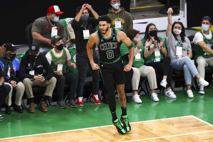 Jayson Tatum mencetak 50 poin, yang tertinggi dalam karier playoff, untuk membawa Boston Celtics meraih kemenangan 125-119 atas tamunya Brooklyn Nets dalam gim ketiga babak playoff NBA Wilayah Timur, Sabtu, 29 Mei 2021 WIB. Dengan hasil itu Celtics berhasil memperkecil ketertinggalan menjadi 1-2.