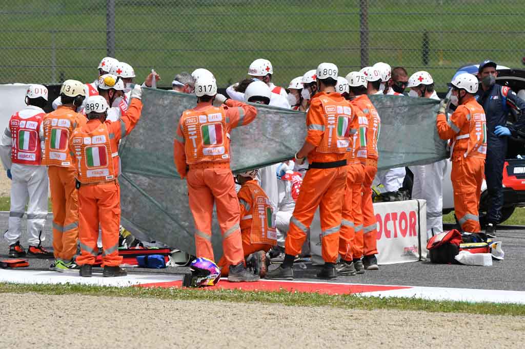 Pembalap berusia 19 tahun tersebut sebelumnya kehilangan kendali dan kemudian jatuh di lintasan. Dari arah belakang meluncur pembalap Tech3, Ayumu Sasaki dengan kecepatan tinggi. Sasaki kemudian menabrak Dupasquier, dan kemudian terpental dari motornya.