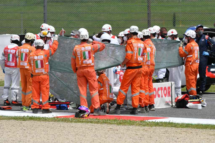 Pembalap berusia 19 tahun tersebut sebelumnya kehilangan kendali dan kemudian jatuh di lintasan. Dari arah belakang meluncur pembalap Tech3, Ayumu Sasaki dengan kecepatan tinggi. Sasaki kemudian menabrak Dupasquier, dan kemudian terpental dari motornya.