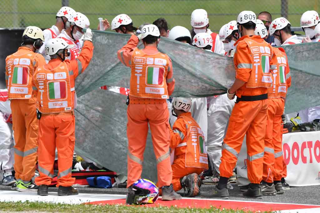 Petugas medis merawat pembalap Moto3 asal Swiss Jason Dupasquier yang mengalami kecelakaan saat sesi kualifikasi menjelang Grand Prix MotoGP Italia di trek balap Mugello, Scarperia e San Piero pada Sabtu, 29 Mei 2021 WIB.