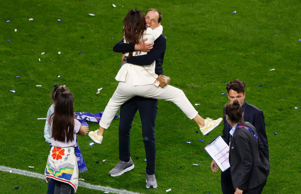 Pelatih Chelsea asal Jerman Thomas Tuchel (C-R) merayakan bersama istrinya setelah memenangkan pertandingan final Liga Champions UEFA di stadion Dragao di Porto.