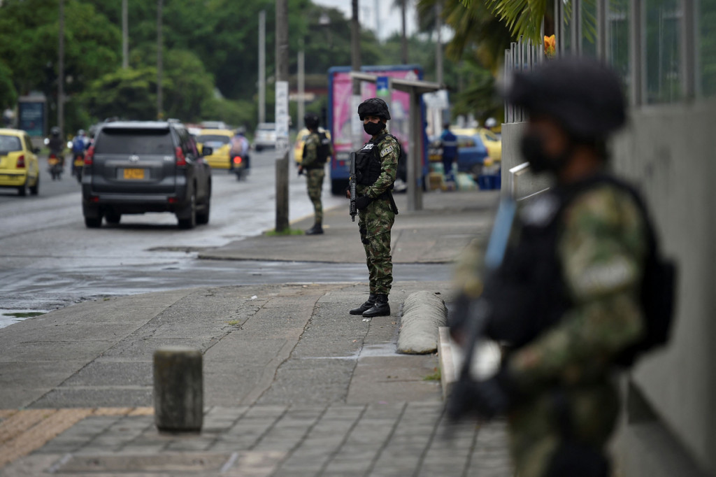 Presiden Ivan Duque mengumumkan bahwa ia akan mengerahkan pasukan militer ke Cali, sementara negara itu menandai satu bulan penuh unjuk rasa di seluruh Kolombia yang telah berubah menjadi mobilisasi anti-kemapanan yang luas.