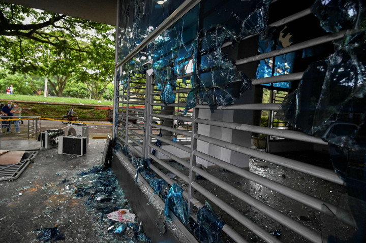 Warga Kolombia telah turun ke jalan selama berminggu-minggu setelah pemerintah mengusulkan kenaikan pajak pada layanan publik, bahan bakar, upah dan pensiun.