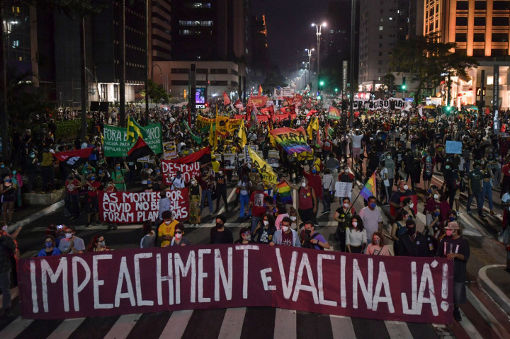 Aksi protes berlangsung setidaknya di 16 kota sambil menuntut Bolsonaro mundur dari jabatannya.