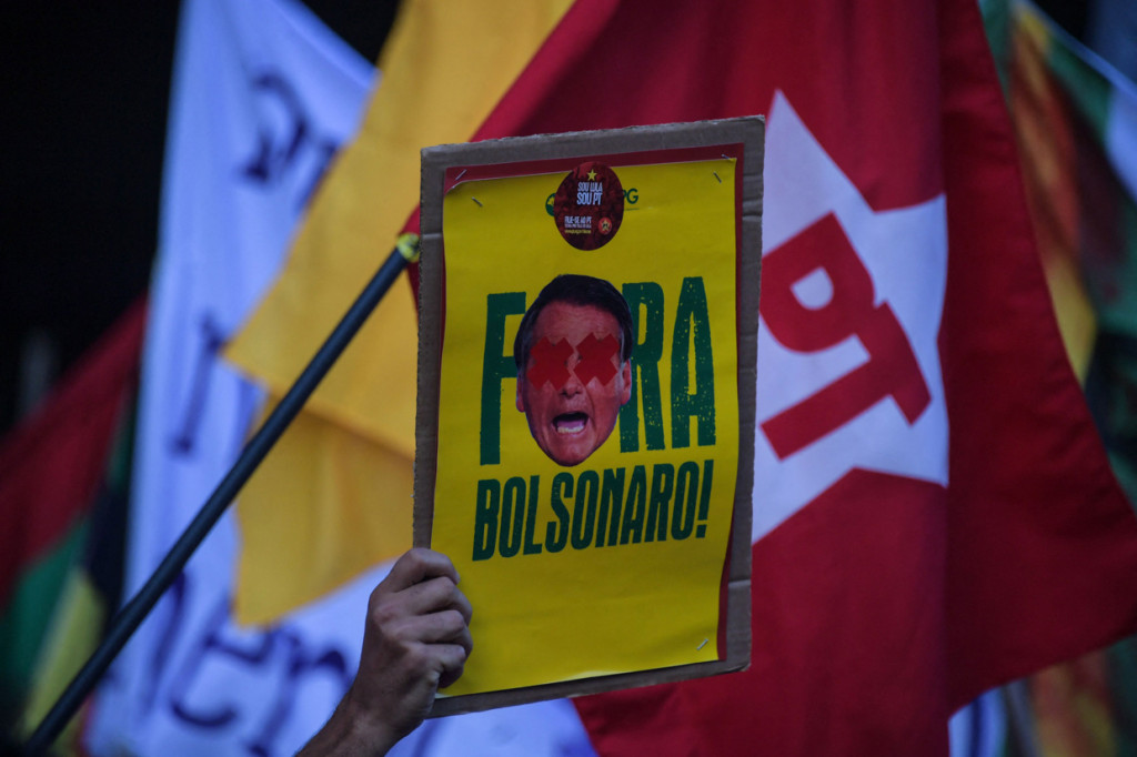 Meski angka kasus cukup tinggi, Bolsonaro sering meremehkan virus tersebut dan sempat membuka masker bahkan meragukan pentingnya vaksinasi.