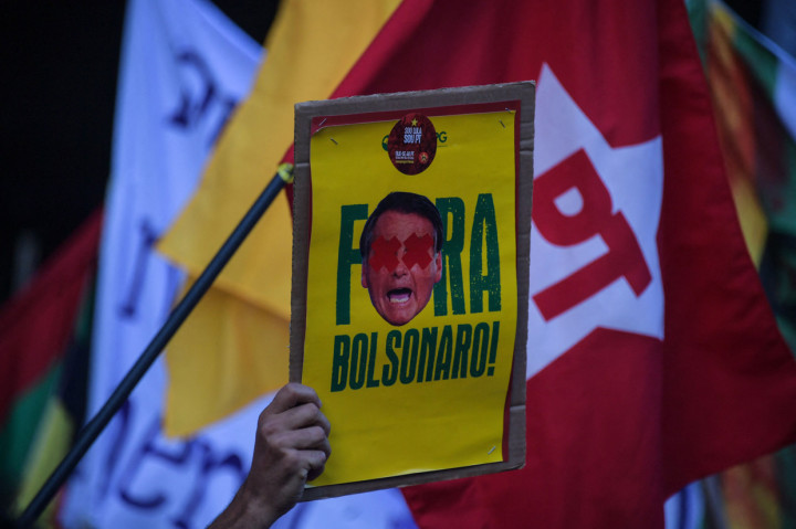 Meski angka kasus cukup tinggi, Bolsonaro sering meremehkan virus tersebut dan sempat membuka masker bahkan meragukan pentingnya vaksinasi.