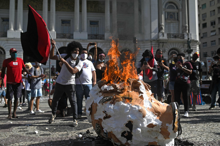Aksi unjuk rasa berlangsung damai pada hari Sabtu, 29 Mei 2021, waktu setempat, dengan diorganisir oleh partai politik sayap kiri, serikat pekerja dan asosiasi mahasiswa di Brasilia dan Rio de Janeiro.