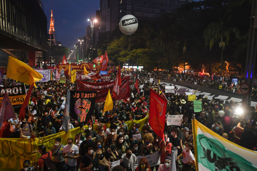 Sementara di Sao Paulo, kota terbesar Brasil, ribuan orang yang memakai masker melakukan pemblokiran salah satu jalan utama.
