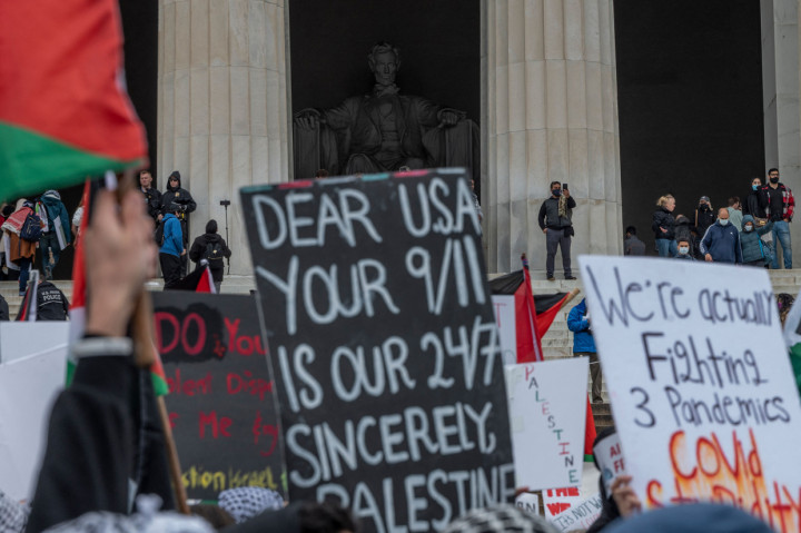 Demonstrasi itu juga menyerukan diakhirinya bantuan militer dari AS untuk Israel.