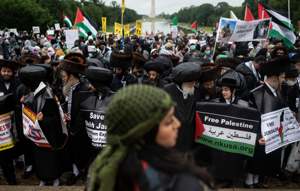 Demonstrasi yang digelar di Lincoln Memorial itu terjadi menyusul gencatan senjata yang mengakhiri 11 hari serangan udara antara Israel dan Hamas di Jalur Gaza.