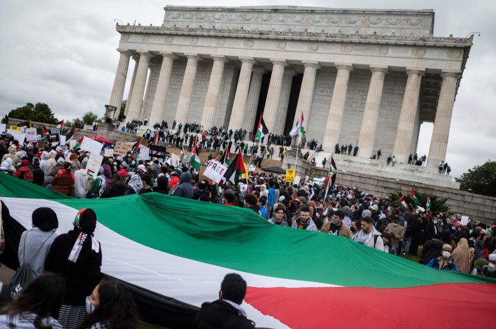 Dalam demonstrasi tersebut, banyak pendemo yang terlihat membawa bendera Palestina.