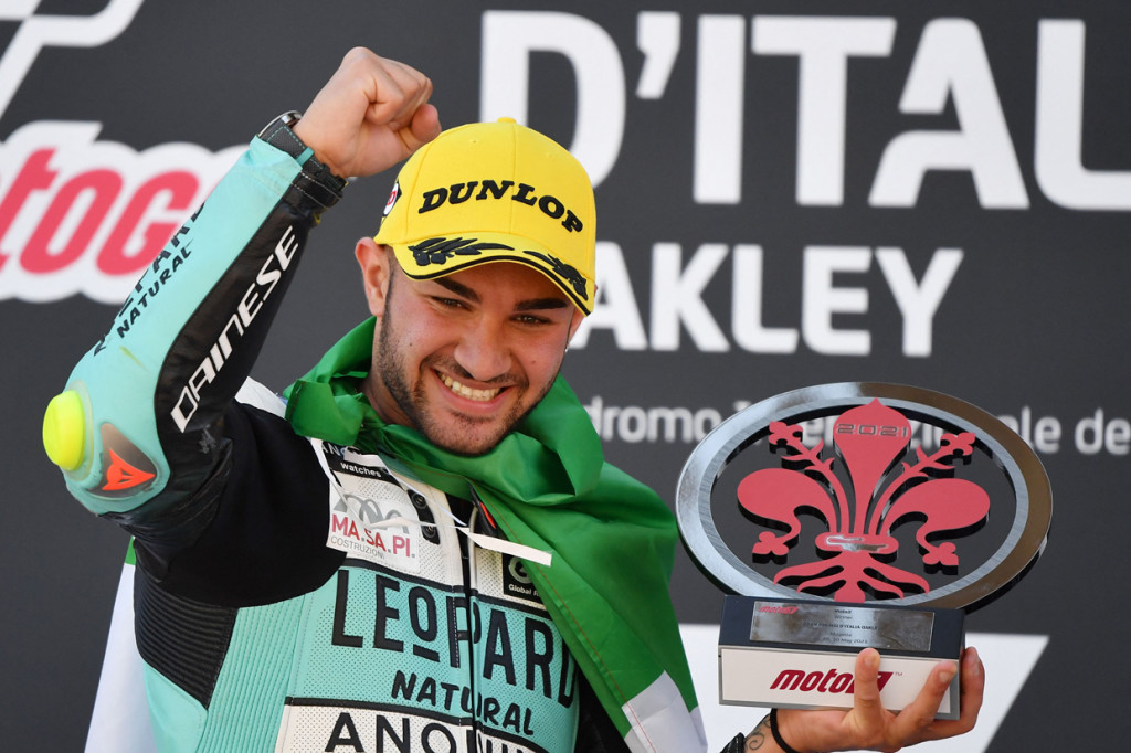 Pembalap Leopard Racing, Dennis Foggia, berhasil merebut kemenangan dalam Moto3 Italia di Sirkuit Mugello pada Minggu, 30 Mei 2021.