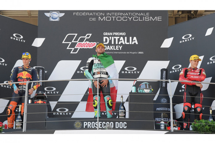 Pembalap tuan rumah ini diikuti oleh pembalap Red Bull KTM Ajo, Jaume Masia, di posisi kedua, dan pembalap Indonesian Racing Team Gresini, Gabriel Rodrigo, di posisi ketiga.