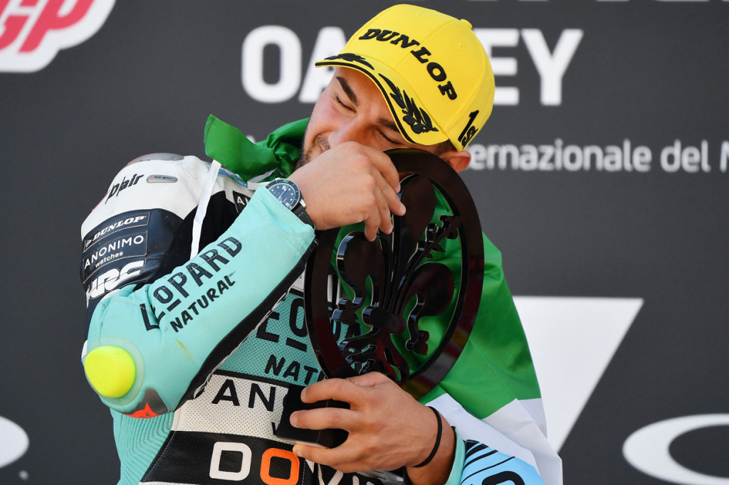 Pembalap Italia Leopard Racing Dennis Foggia merayakan kemenangan di podium balapan Moto3 Moto GP Grand Prix Italia di trek balap Mugello di Scarperia e San Piero pada 30 Mei 2021.