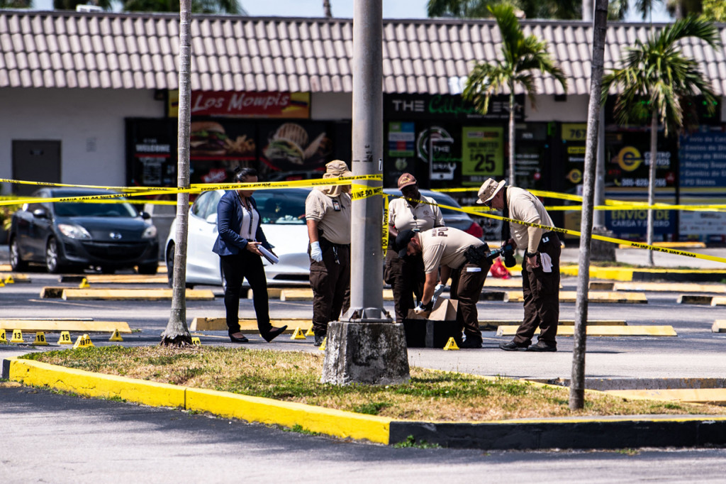 Penembakan terjadi di dekat ruang perjamuan dan acara di mal di Miami Gardens. Lokasi tersebut diketahui dipadati oleh pekerja dari komunitas Kuba.