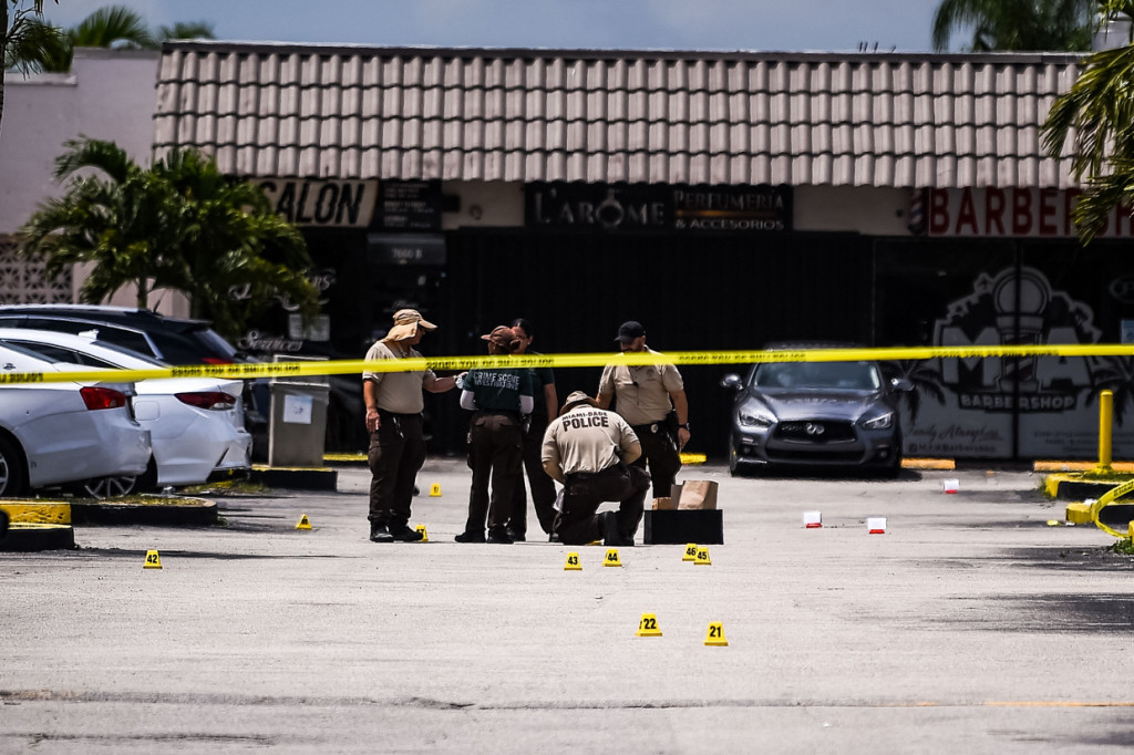 Salah satu warga, Angelica Green, mengatakan kepada wartawan di tempat kejadian bahwa putra dan keponakannya, keduanya berusia 24 tahun, termasuk di antara mereka yang terluka. Dia menyebut keduanya kini dirawat di rumah sakit, meskipun keponakannya, yang terkena empat kali, berada dalam kondisi yang lebih serius.