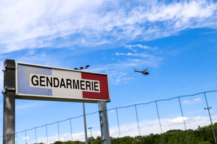 Sekitar 210 petugas polisi dan empat helikopter sedang menggeledah hutan di wilayah Dordogne untuk mencari pria berusia 29 tahun itu.