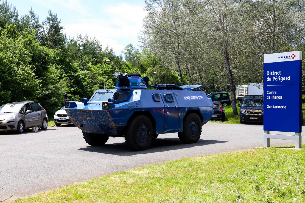 Seorang sumber yang dekat dengan operasi tersebut mengatakan tersangka pernah bertugas di militer antara 2011 dan 2016. Mantan tentara itu diyakini bersenjatakan senapan berburu Winchester 30-30, yang sering digunakan di wilayah itu untuk berburu babi hutan.