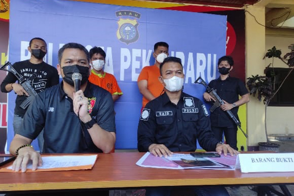 Polresta Pekanbaru berhasil mengungkap kasus dalang aksi teror pelemparan kepala anjing di kediaman Ketua Lembaga Adat Melayu (LAM) Pekanbaru Muspidauan dan penyiraman bensin beberapa bulan lalu.
