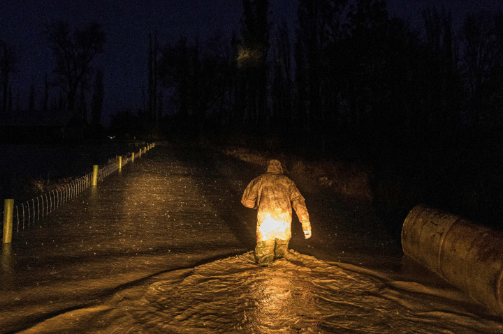 Militer Selandia Baru mengarungi air banjir di dekat kota Ashburton di Canterbury ketika pihak berwenang menyatakan keadaan darurat setelah wilayah itu dilanda hujan lebat.