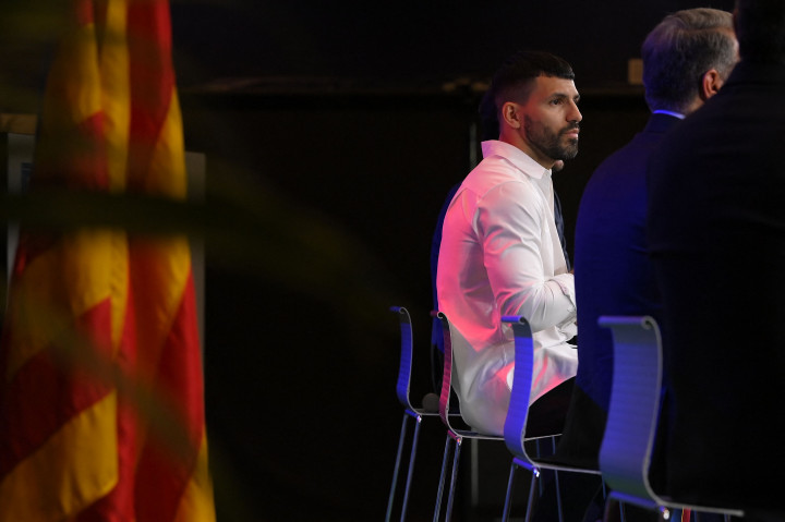 Mantan pemain Manchester City, penyerang Argentina Sergio Aguero mendengarkan presiden FC Barcelona Joan Laporta selama presentasi resminya sebagai pemain baru FC Barcelona di stadion Camp Nou di Barcelona pada 31 Mei 2021.