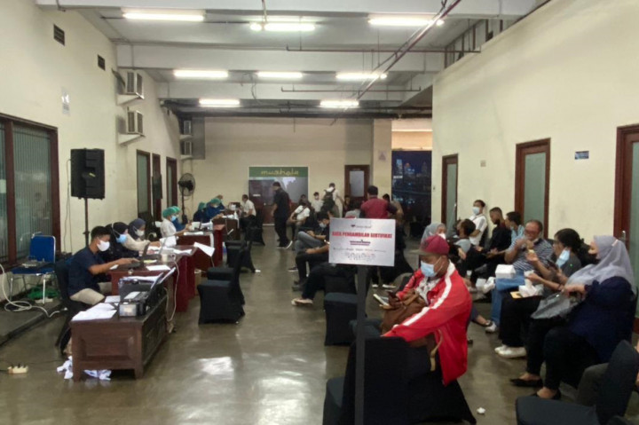 Karyawan Media Group menjalani pendataan sebelum mengikuti vaksinasi di Gedung Metro TV, Kedoya, Jakarta.