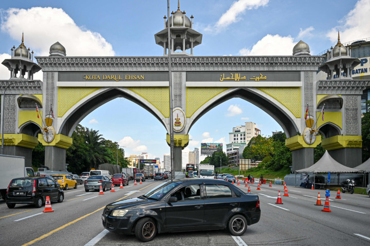 Malaysia mulai menerapkan lockdown total hari ini untuk mengatasi lonjakan Covid-19 yang meningkat tajam.