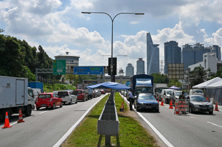 Pemerintah Malaysia menutup semua mal, hanya mengizinkan 17 sektor layanan penting untuk beroperasi selama penguncian total hingga 14 Juni 2021 mendatang.
