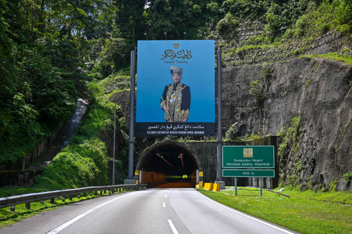 Full lockdown dilakukan pasca Malaysia terus mencatat rekor pada penularan corona sejak pekan kemarin. Malaysia pada hari Sabtu, 29 Mei 2021, melaporkan 9.020 infeksi baru dan 98 kematian akibat virus korona, yang merupakan rekor tertinggi di kedua kategori tersebut.