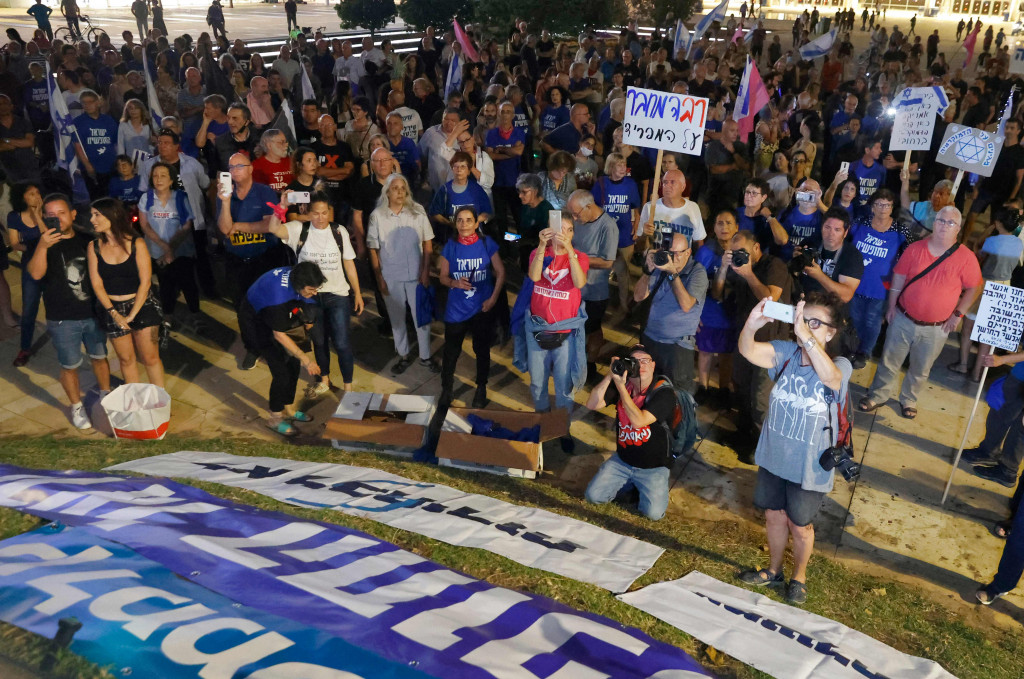 Warga Israel berkumpul dalam unjuk rasa mendukung pemerintahan koalisi untuk mengakhiri pemerintahan 12 tahun Benjamin Netanyahu di Tel Aviv, Israel, Senin, 31 Mei 2021, waktu setempat.