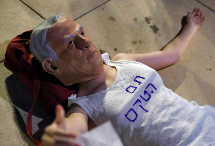 Netanyahu (71) yang menghadapi sidang kasus penipuan, penyuapan dan pelanggaran kepercayaan, mempertahankan kekuasaan selama gejolak politik yang menyelimuti Israel selama dua tahun terakhir setelah empat pemilu tidak memberikan hasil yang meyakinkan. 