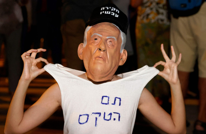 Netanyahu yang sudah menjabat selama 12 tahun berturut-turut, menyebut rencana koalisi rival politiknya itu sebagai 'bahaya bagi keamanan Israel'.