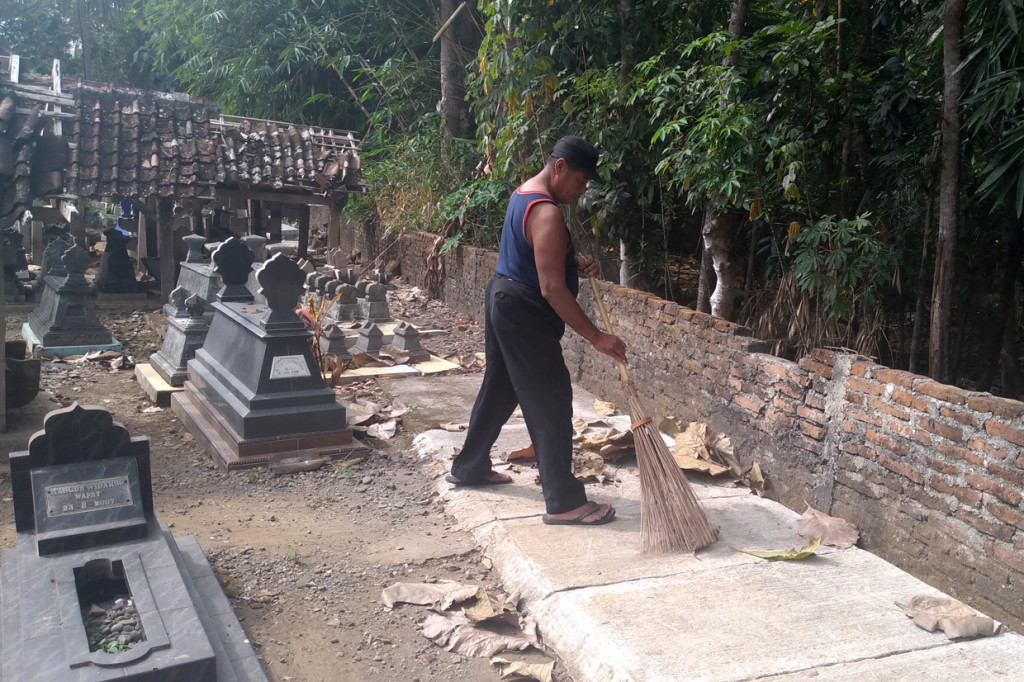Kegiatan yang Waluyo lakukan selama tinggal di makam mulai dari membersihkan lingkungan dengan menyapu, mencabuti rumput, sampai mengurug makam baru yang tanahnya ambles.