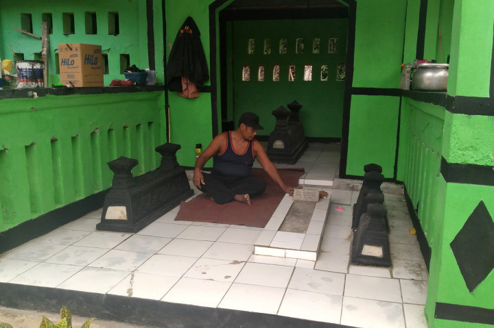 Seorang warga di Dusun Karang Tengah Kidul, Desa Margosari, Kecamatan Pengasih, Kabupaten Kulon Progo, Daerah Istimewa Yogyakarta (DIY) tinggal di pemakaman umum selama 11 tahun. Ia tinggal di pemakaman umum sejak 2011. 