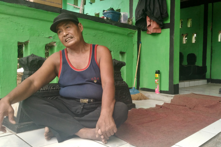 Ia tak akan selemanya tinggal di sana. Lelaki kelahiran 1957 ini akan kembali ke rumah rantaunya yang ada di Lampung. Sebelum itu, ia ingin memperbaiki beberapa sudut pemakaman yang temoknya mulai rusak.