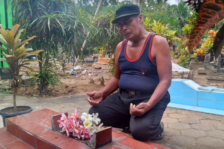 Waluyo menolak ditawari tinggal di sebuah rumah oleh saudaranya. Ia lebih memilih tinggal di pemakaman dengan alasan ingin menjaga, membersihkan, dan mendoakan ayahnya yang meninggal pada 1974.
