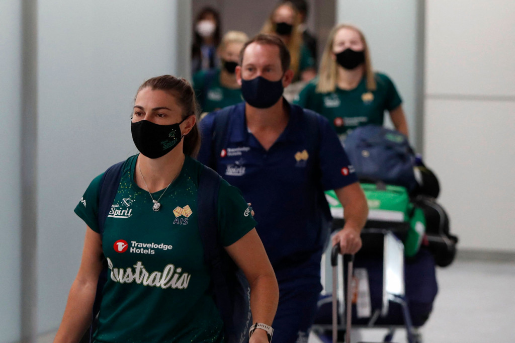 Pemain timnas softball Australia tiba di Bandara Internasional Narita, Jepang.
