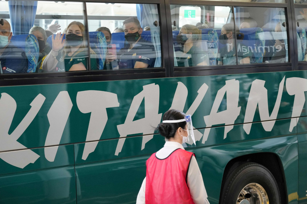 Pemain timnas softball Australia duduk dalam bus mereka setibanya di Bandara Internasional Narita, Jepang.