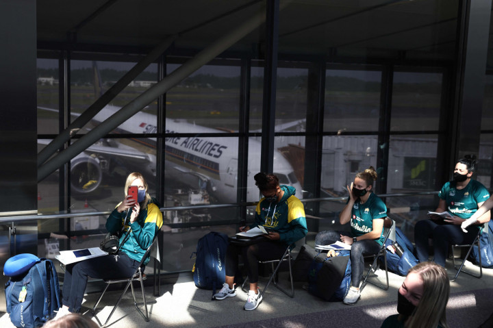 Pemain timnas softball Australia menunggu tes antigen setelah tiba di Bandara Internasional Narita, Jepang.