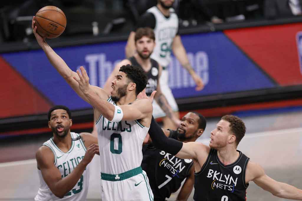 Jayson Tatum yang total memasukkan 90 poin dalam dua pertandingan di Boston memimpin Celtics dengan 32 poin. Tatum memasukkan 12 dari total 27 lemparan dalam bidang ketika Celtics mencatat efektivitas lemparan 43,5 persen dan hanya bisa memasukkan 11 dari total 40 lemparan tiga angkanya.