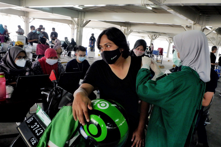 Gojek dan Grab berkerja sama dengan Rumah Sakit Universitas Indonesia yang didukung oleh Pemerintah Kota Depok menggelar vaksinasi untuk mitra pengemudi ojek online dengan target 640 orang selama dua hari. 