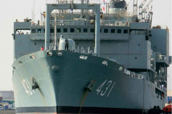 Kapal angkatan laut pasokan Kharg 431 Iran terlihat berlabuh di kota Port Sudan di Laut Merah, Sudan tanggal 31 Oktober 2012 silam. AL Laut Iran mengatakan kapal tersebut terbakar dan tenggelam di Teluk Oman. Tidak ada korban yang dilaporkan.