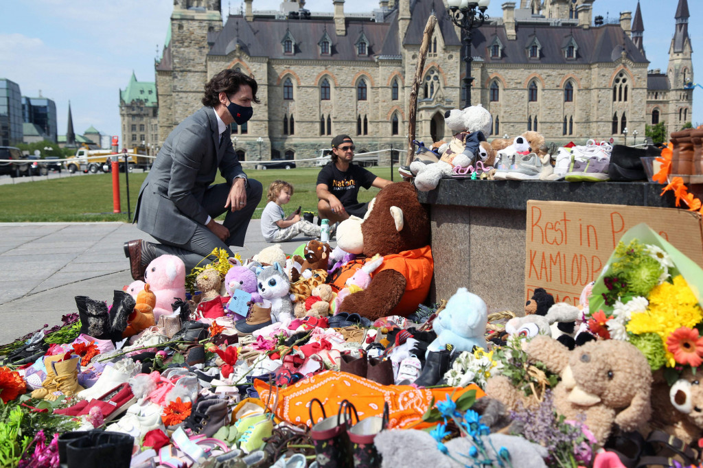 Perdana Menteri Kanada Justin Trudeau mengunjungi tugu peringatan darurat yang didirikan untuk menghormati 215 jenazah anak-anak pribumi yang ditemukan di sebuah sekolah asrama di British Columbia, di Parliament Hill, 1 Juni 2021 di Ottawa.