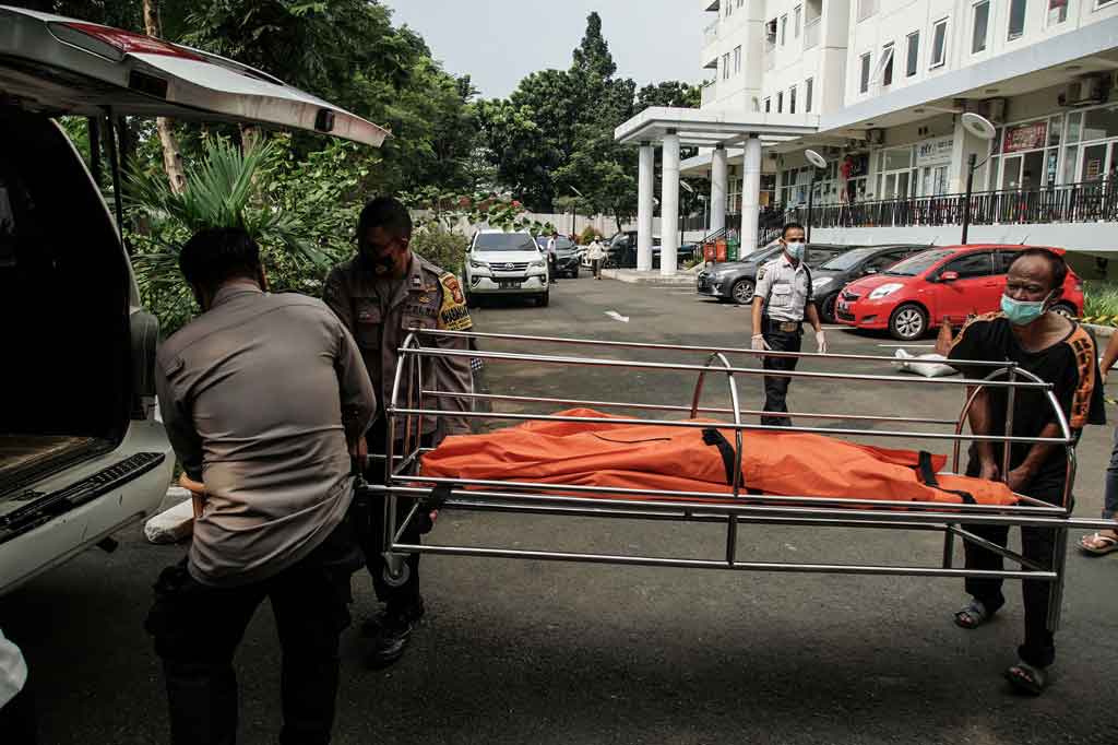 Jenazah korban kemudian dibawa oleh petugas ke rumah sakit untuk dilakukan pemeriksaan lebih lanjut.