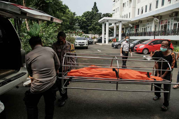 Jenazah korban kemudian dibawa oleh petugas ke rumah sakit untuk dilakukan pemeriksaan lebih lanjut.