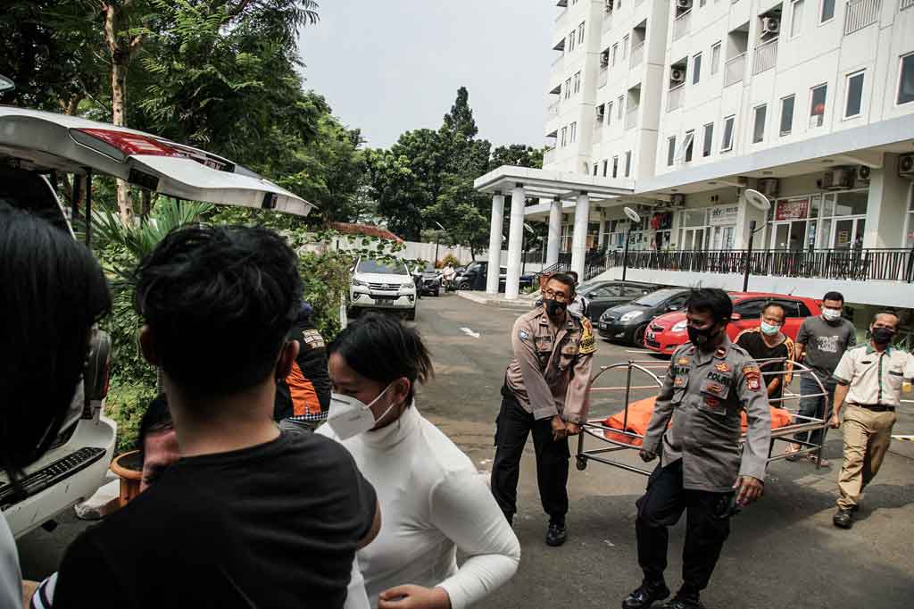 Dugaan sementara pria tersebut nekat bunuh diri dengan loncat dari lantai 26 apartemen akibat terlilit hutang.