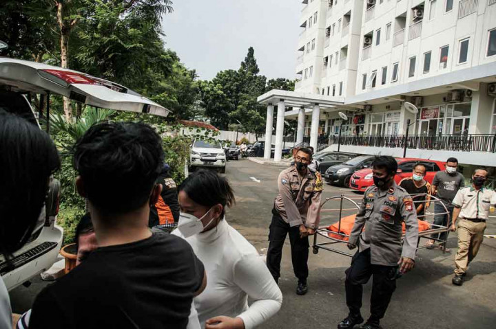 Dugaan sementara pria tersebut nekat bunuh diri dengan loncat dari lantai 26 apartemen akibat terlilit hutang.