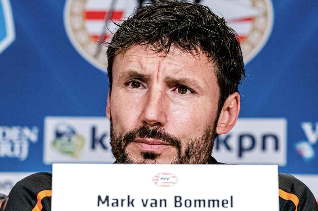 Mantan bintang Bayern Muenchen dan Timnas Belanda Mark van Bommel akan melatih Wolfsburg setelah menyetujui kontrak dua tahun. Hal itu dikatakan kata klub Bundesliga tersebut pada Rabu, 2 Juni 2021.